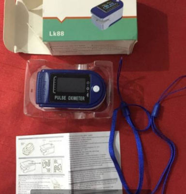 ปลอดภัย 58*32*33.2 มม. 1060hPa Pulse Oximeter พร้อม Heart Rate Monitor Dual Color OLED