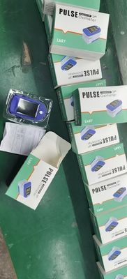 ปลอดภัย 58*32*33.2 มม. 1060hPa Pulse Oximeter พร้อม Heart Rate Monitor Dual Color OLED